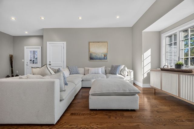 611 Centre St 1, Newton, MA 02458