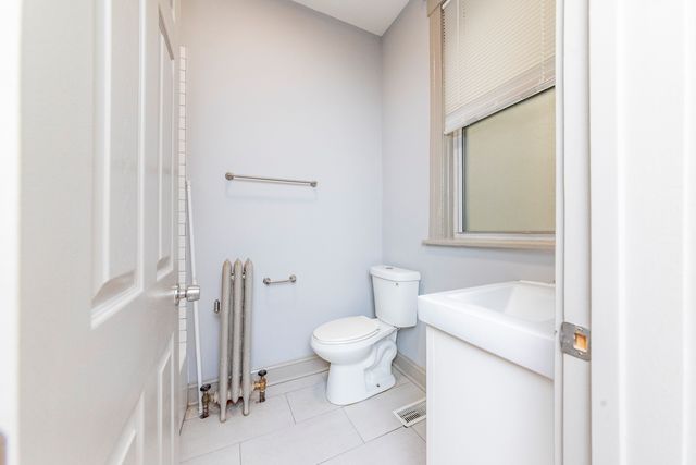 318 Lake Street 2R, Oak Park, IL 60302