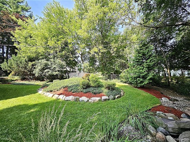 7120 Pebblecreek Road, West Bloomfield, MI 48322