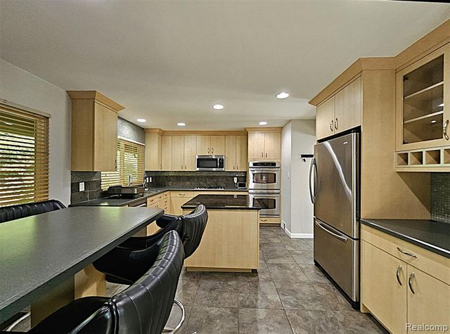 7120 Pebblecreek Road, West Bloomfield, MI 48322