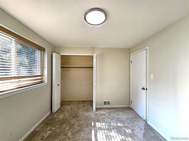 7120 Pebblecreek Road, West Bloomfield, MI 48322