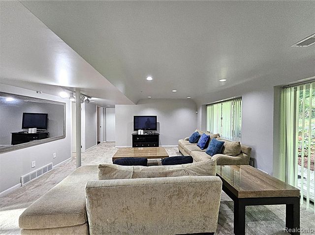 7120 Pebblecreek Road, West Bloomfield, MI 48322