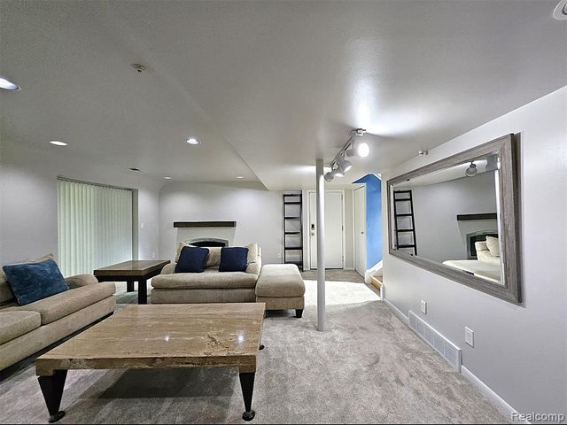 7120 Pebblecreek Road, West Bloomfield, MI 48322