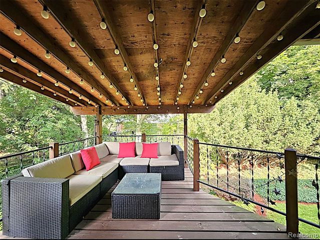 7120 Pebblecreek Road, West Bloomfield, MI 48322