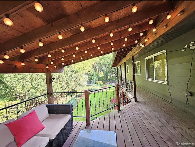 7120 Pebblecreek Road, West Bloomfield, MI 48322