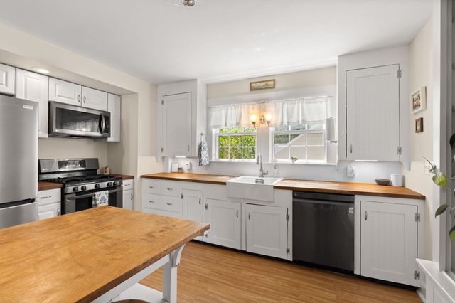 16 Brookline Street, Nashua, NH 03064