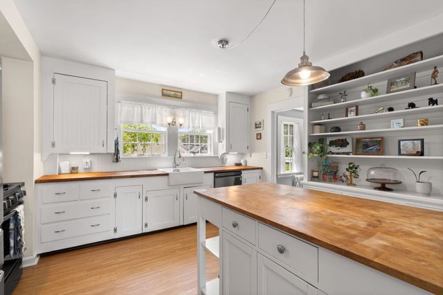 16 Brookline Street, Nashua, NH 03064