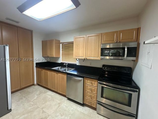 32 Camden Dr 9, Bal Harbour, FL 33154