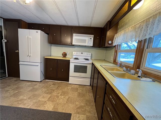 19 Lakewood Village, Shelby, NY 14103