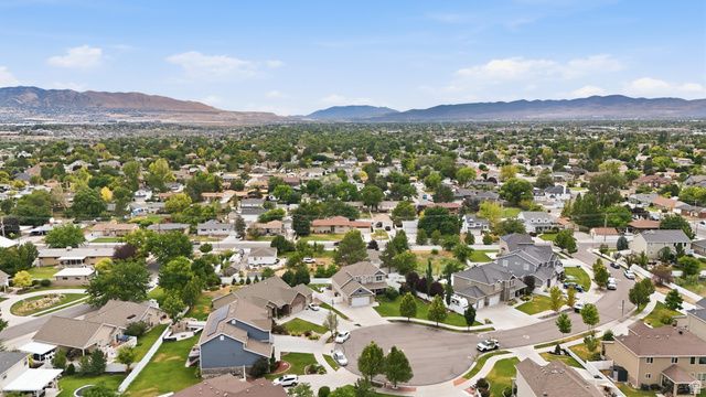 10509 S BROOKLYN VIEW LN, South Jordan, UT 84095