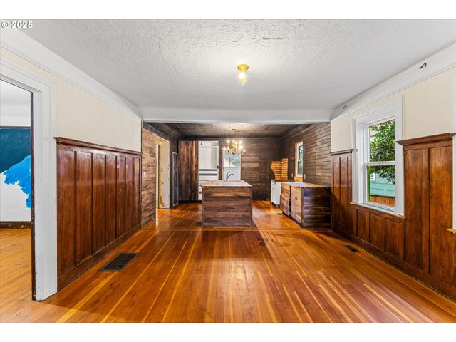 1719 N SKIDMORE St, Portland, OR 97217