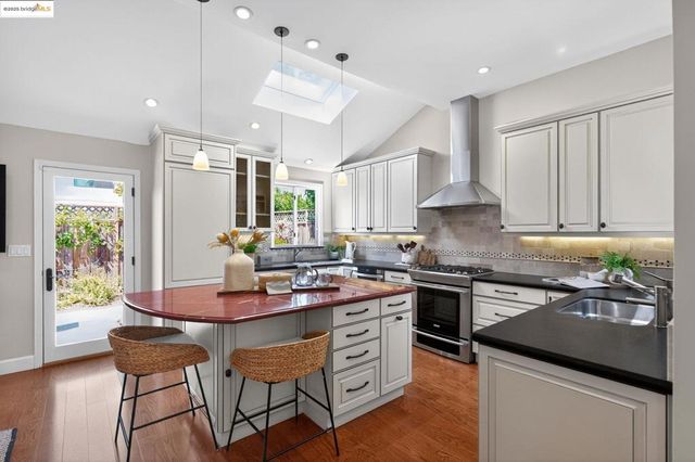 1357 Court St, Alameda, CA 94501