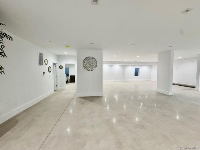 69 Jagger Lane, Westhampton, NY 11977