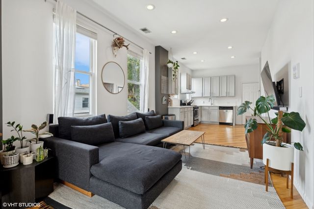 733 N Noble Street 3F, Chicago, IL 60642