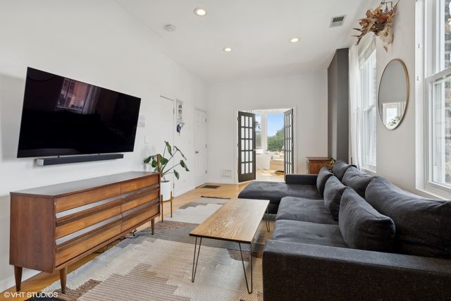 733 N Noble Street 3F, Chicago, IL 60642