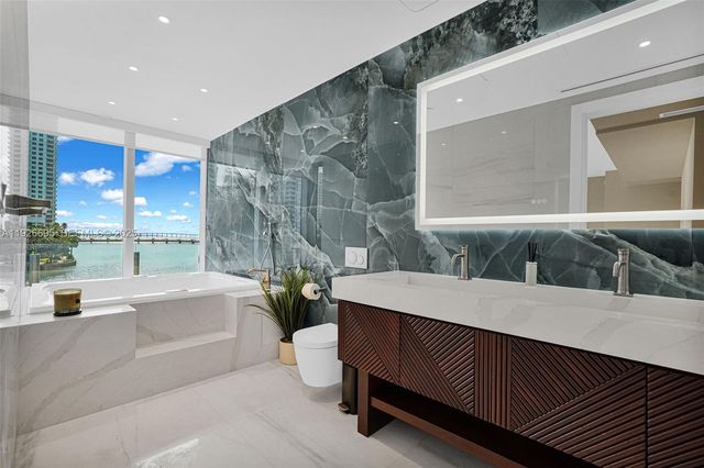 300 Biscayne Boulevard Way 301E, Miami, FL 33131