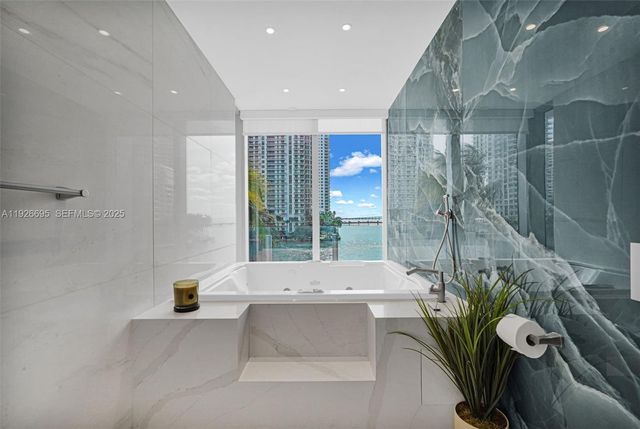 300 Biscayne Boulevard Way 301E, Miami, FL 33131