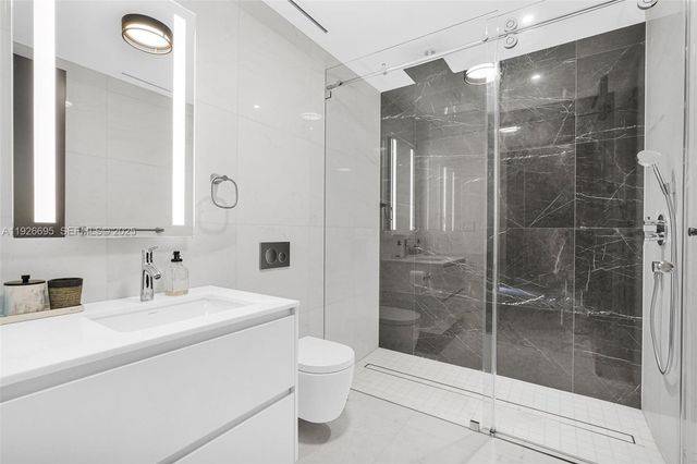 300 Biscayne Boulevard Way 301E, Miami, FL 33131