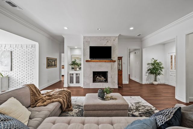 9021 Silverdollar Trail, Irving, TX 75063