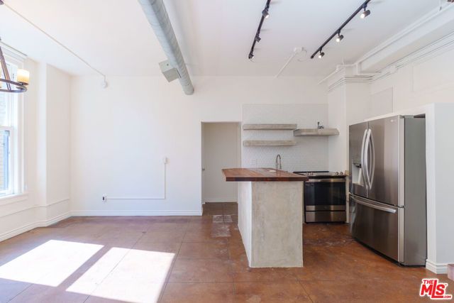 215 W 7th Street 707, Los Angeles, CA 90014