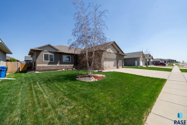 1304 S Thecla Ave Avenue, Sioux Falls, SD 57106