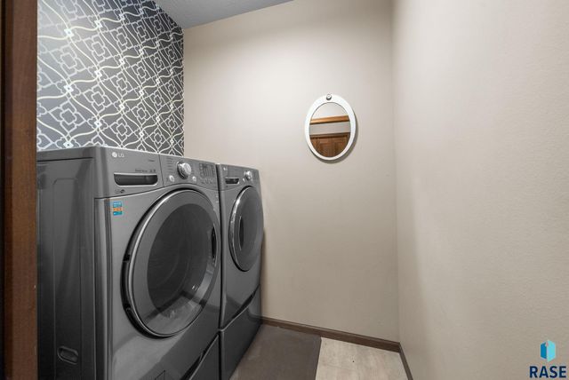 1304 S Thecla Ave Avenue, Sioux Falls, SD 57106