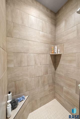 1304 S Thecla Ave Avenue, Sioux Falls, SD 57106