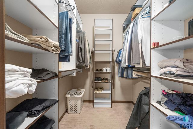 1304 S Thecla Ave Avenue, Sioux Falls, SD 57106