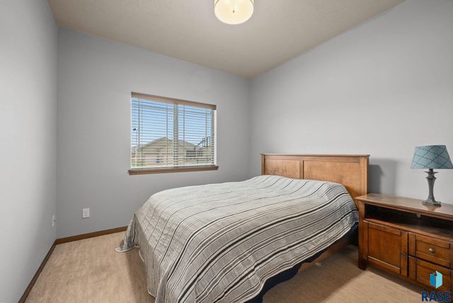 1304 S Thecla Ave Avenue, Sioux Falls, SD 57106