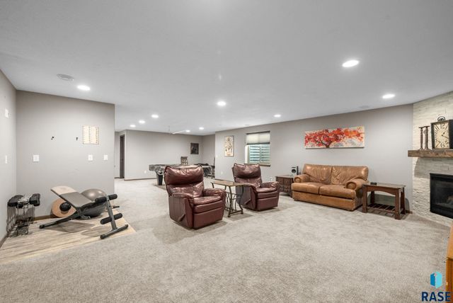 1304 S Thecla Ave Avenue, Sioux Falls, SD 57106