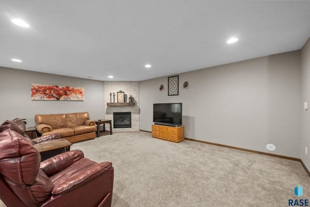 1304 S Thecla Ave Avenue, Sioux Falls, SD 57106