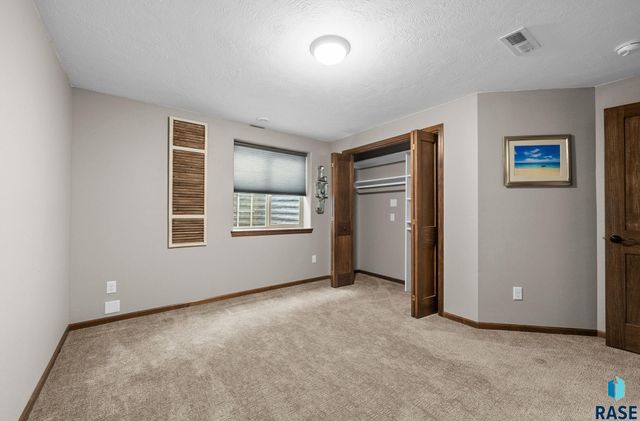 1304 S Thecla Ave Avenue, Sioux Falls, SD 57106