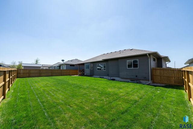 1304 S Thecla Ave Avenue, Sioux Falls, SD 57106