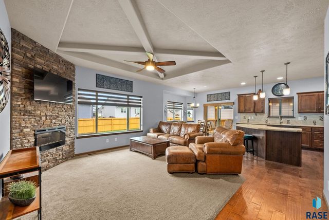 1304 S Thecla Ave Avenue, Sioux Falls, SD 57106