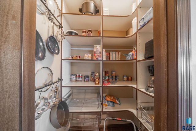 1304 S Thecla Ave Avenue, Sioux Falls, SD 57106