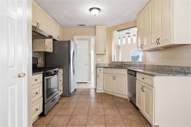 1016 Meadow Glen Circle, Fairburn, GA 30213