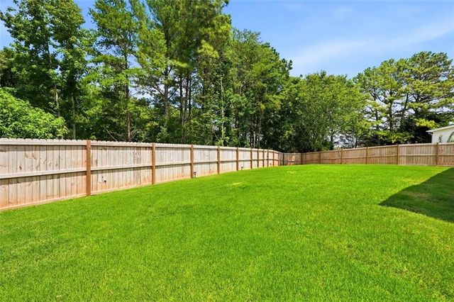 1016 Meadow Glen Circle, Fairburn, GA 30213