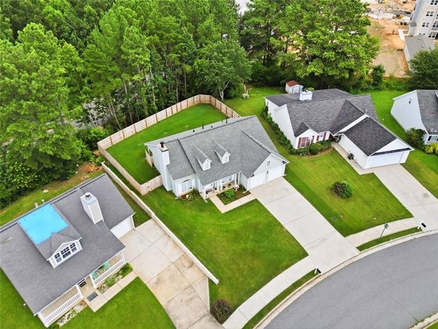1016 Meadow Glen Circle, Fairburn, GA 30213