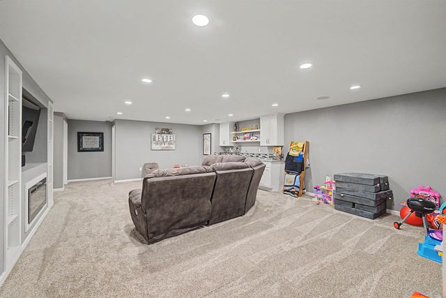 608 Covey Ct, Salina, KS 67401