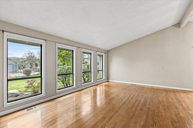 2468 Republic Way, Medford, OR 97504