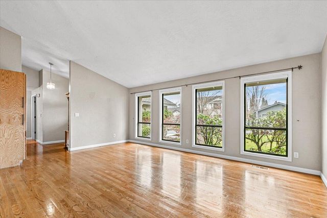 2468 Republic Way, Medford, OR 97504