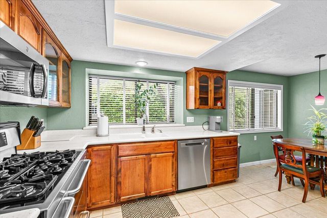 2468 Republic Way, Medford, OR 97504