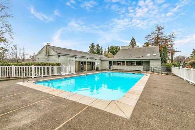 2468 Republic Way, Medford, OR 97504