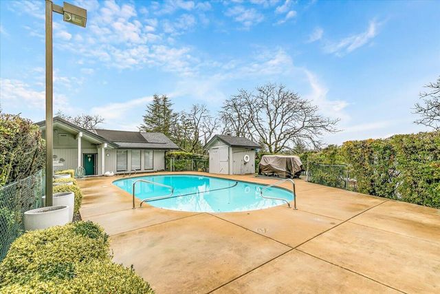 2468 Republic Way, Medford, OR 97504