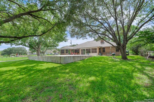 313 Ridge Crest Dr, Seguin, TX 78155