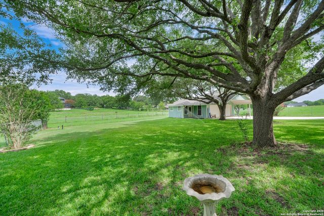 313 Ridge Crest Dr, Seguin, TX 78155