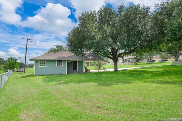 313 Ridge Crest Dr, Seguin, TX 78155