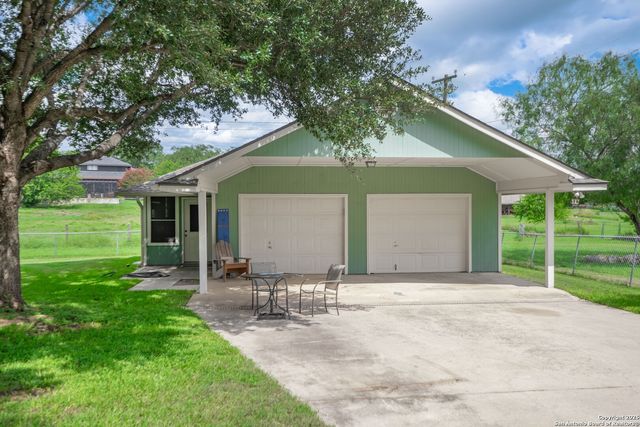 313 Ridge Crest Dr, Seguin, TX 78155