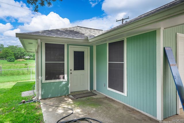 313 Ridge Crest Dr, Seguin, TX 78155