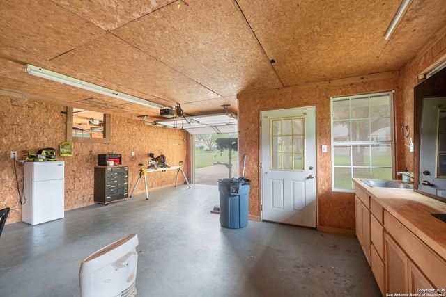 313 Ridge Crest Dr, Seguin, TX 78155